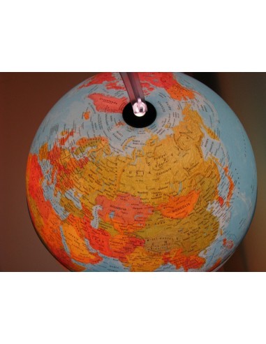 Glob geografic pamantesc iluminat